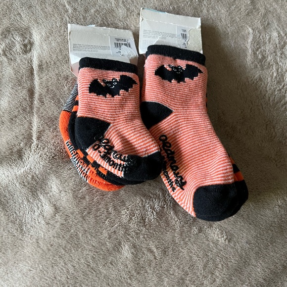 Kids Socks Old Navy 2 packs 6 pairs
3 pairs 18 - 24 months
3pairs 0-3 months - Picture 15 of 16